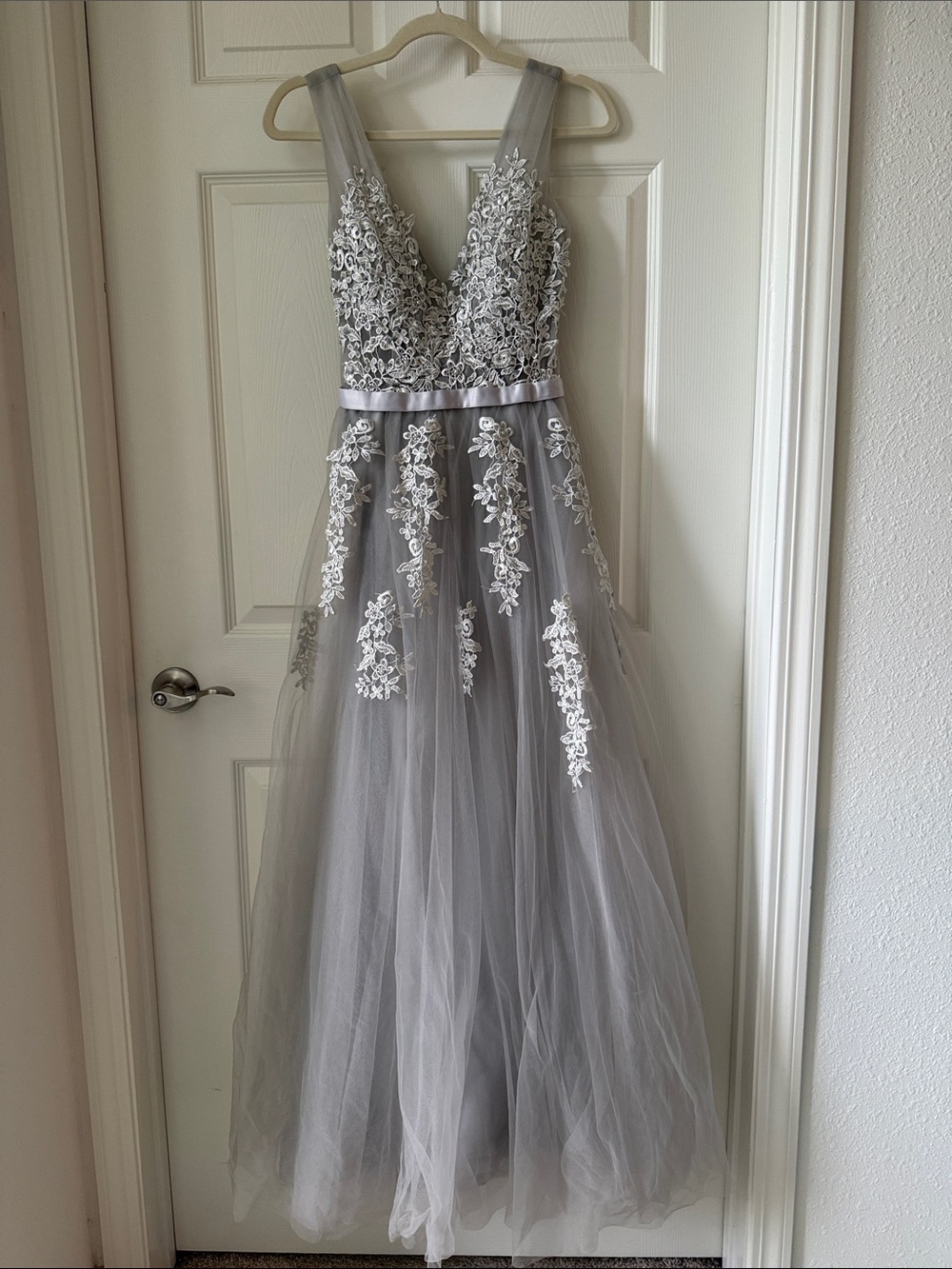 Elegant Grey Tulle Maxi Dress with Lace Appliqué
